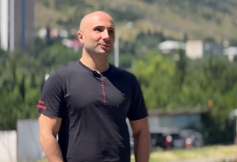 ვინ არის და რას ჰყვება, ერთადერთი ქართველი, ცურვის უსინათლო მასწავლებელი? (ვიდეო)