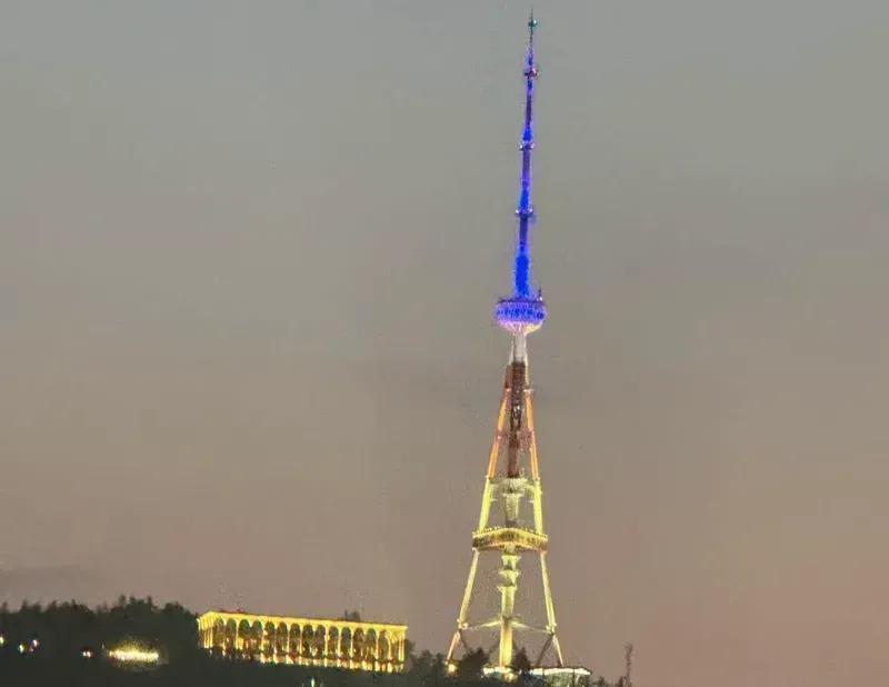 თბილისის ანძა უკრაინის სახელმწიფო დროშის ფერებში განათდა