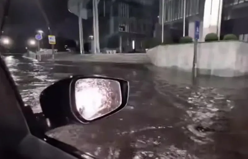უხვი ნალექი, დატბორილი ქუჩები, მათ შორის სანაპირო - რა ხდებოდა წუხელ თბილისის ქუჩებში (ვიდეო)