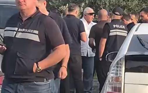 თამაზ ელიზბარაშვილის ავტომობილს პოლიცია ჩხრეკს - კადრები ადგილიდან