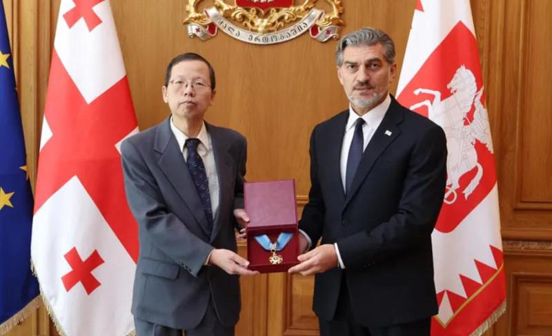 მიხეილ ყაველაშვილმა საქართველოში ჩინეთის ყოფილ ელჩს, ოქროს საწმისის ორდენი გადასცა