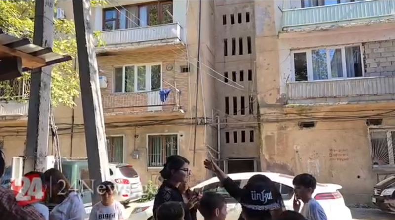 3 წლის ბავშვი საცხოვრებელი კორპუსის მე-3 სართულიდან გადმოვარდა - ვრცელდება კადრები შემთხვევის ადგილიდან