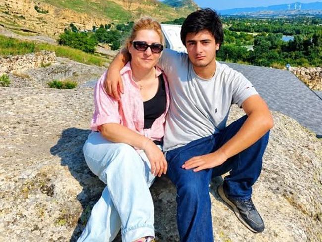 "ეს სურათი გადაღებულია წინა დღეებში, სულ ასე ხელგადახვეული დავყავდი ჩემ სუნთქვას" - რას წერს, ხუდადოვზე მოკლული 17 წლის დავით ნარიმანიძის დედა?