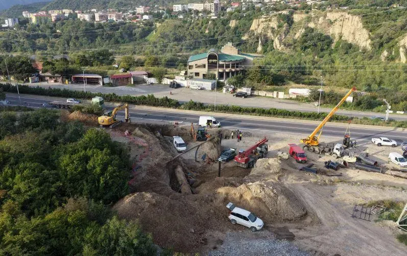 ცენტრალური წყალმომარაგების მაგისტრალის ახალ მილზე გადაერთების სამუშაოები დაიწყო - საავტომობილო გზების დეპარტამენტი