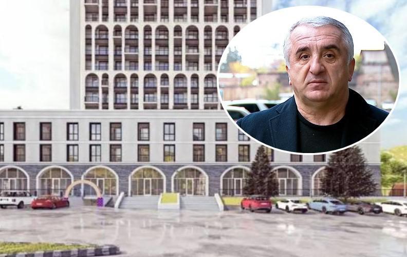 “ყველაფერი გააქვს საქართველოდან, მხოლოდ სახლს იტოვებს“ - ვალერი გელაშვილი ხაშურში ბიზნესს ჰყიდის, მათ შორის მშენებარე კომპლექსს: რა დეტალებს წერს ადგილობრივი მედია