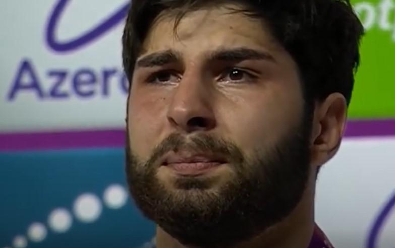 “სიტყვებით ვერ გადმოვცემ ამ გრძნობას“ - აცრემლებული ჩემპიონი და აჟღერებული საქართველოს ჰიმნი: ემოციური კადრები ბაქოდან