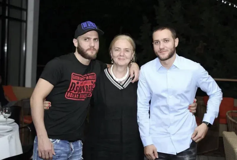 "სცენარი დადგეს, ვატო ყიფიანი და ავთანდილ ბილანიშვილი ვითომ დაიჭირეს და ჩემს შვილს შეუსახლეს საკანში, დავითი კამერაში არის მგლებთან ერთად" - ძმები ფეიქრიშვილების დედა