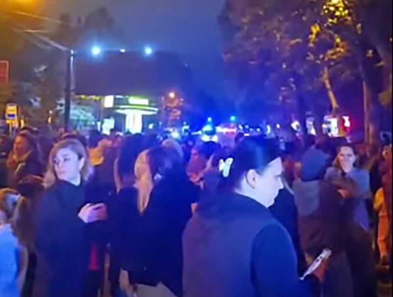 რა ხდება ამ წუთებში დადიანის ქუჩაზე, სადაც მე-10 საჯარო სკოლის მოსწავლეები და მათი მშობლები აქციას მართავენ