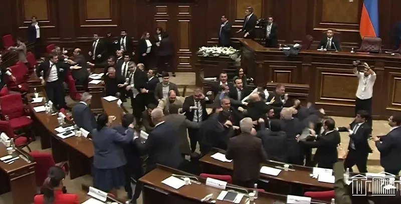ფიზიკური დაპირისპირება სომხეთის პარლამენტში - რა კადრები ვრცელდება ერევნიდან (ვიდეო)