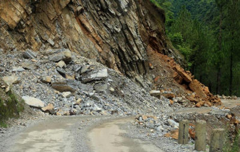 თუშეთის გზაზე მეწყერი ჩამოწვა და რამდენიმე ადამიანი მოიყოლა