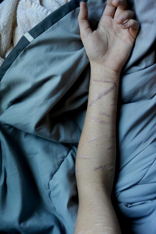 "როცა ფული ვეღარ ვიშოვე, სამზარეულოს დანით ჩემ თვალწინ გადაისერა მაჯა..." - დედის სულისშემძვრელი ნაამბობი თამაშდამოკიდებულ შვილზე