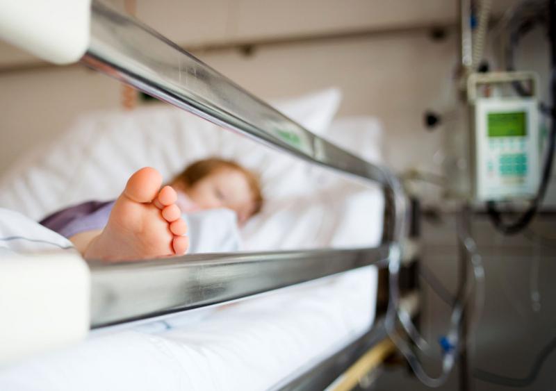 "დაზიანებული აქვს თავის ტვინი, გულ-მკერდი და მენჯის ძვლები" - გურჯაანში, მე-5 სართულიდან გადმოვარდნილი 3 წლის ბავშვი მართვით სუნთქვაზეა