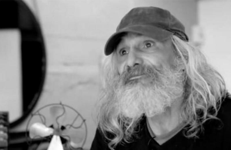 ეს კაცი 25 წელი ცხოვრობდა ქუჩაში... მას შემდეგ რაც სალონის მეპატრონე გაიცნო, უსახლკაროს ცნობა შეუძლებელია - ნახეთ ფოტოები