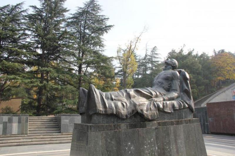 უცნობი ჯარისკაცის ისტორია, რომელიც ვაკის პარკში განისვენებს: "22 წლის ბიჭია, მის სახელ-გვარს რა დამავიწყებს, შვილო..."