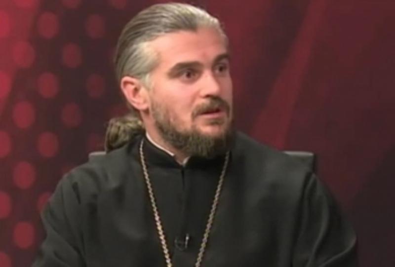 "46 წლის ვარ და მხოლოდ ერთ არჩევნებში მაქვს მონაწილეობა მიღებული, 2012 წელს... წელს გადავწყვიტე, წავიდე არჩევნებში, რადგან ვხედავთ, რამხელა ზეწოლაა ქვეყანაზე" - დეკანოზი შალვა კეკელია