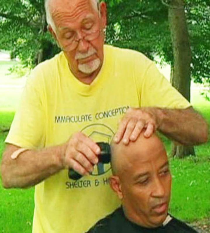 დალაქი, რომელიც ჩახუტების სანაცვლოდ კრეჭს