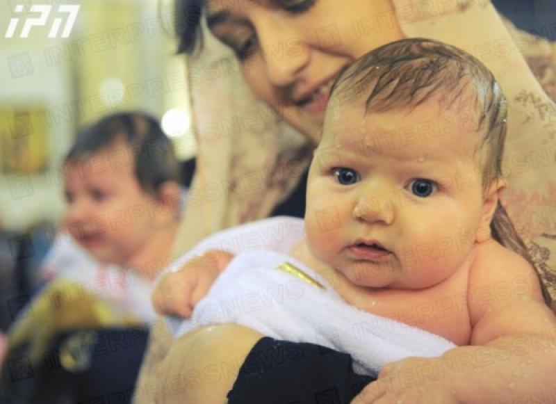 ნათლია უნდა იყოს ერთი, ხოლო ისტორიულად ჩამოყალიბებული ტრადიციით, დასაშვებია ორიც - სინოდის განჩინება