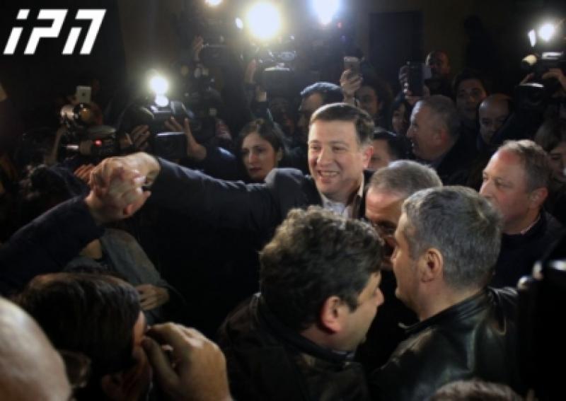 გიგი უგულავა ”ნაციონალური მოძრაობის” ოფისში პარტიის წევრთა ნაწილს ხვდება