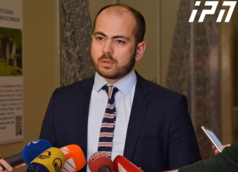 "დაავადებათა კონტროლის ცენტრს "შავი სიები" აქვს და კანონის ავლით უკეთებენ "ფაიზერს", როცა საიტი გაიხსნა, უამრავი ადგილი უკვე დაჯავშნილი იყო" - გიორგი კანდელაკი