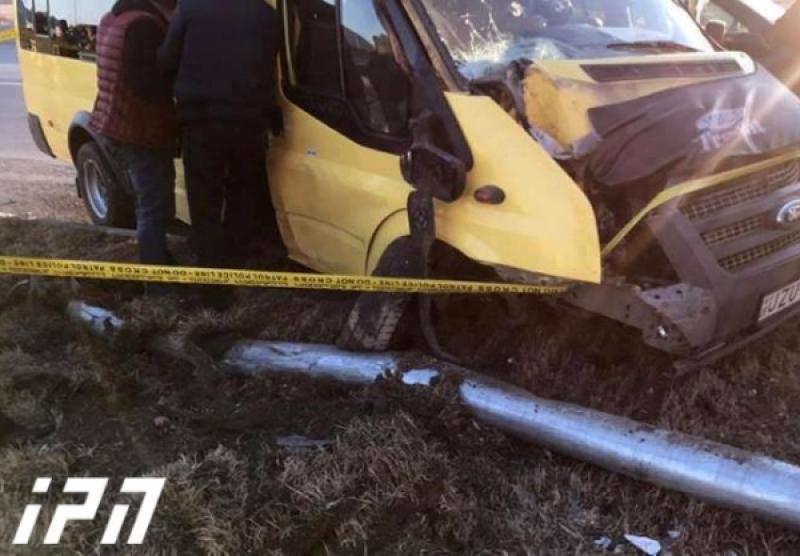 ავარია აეროპორტთან: ყვითელი სამარშრუტოს და სატვირთოს შეჯახებას მგზავრი ემსხვერპლა, არიან დაშავებულები