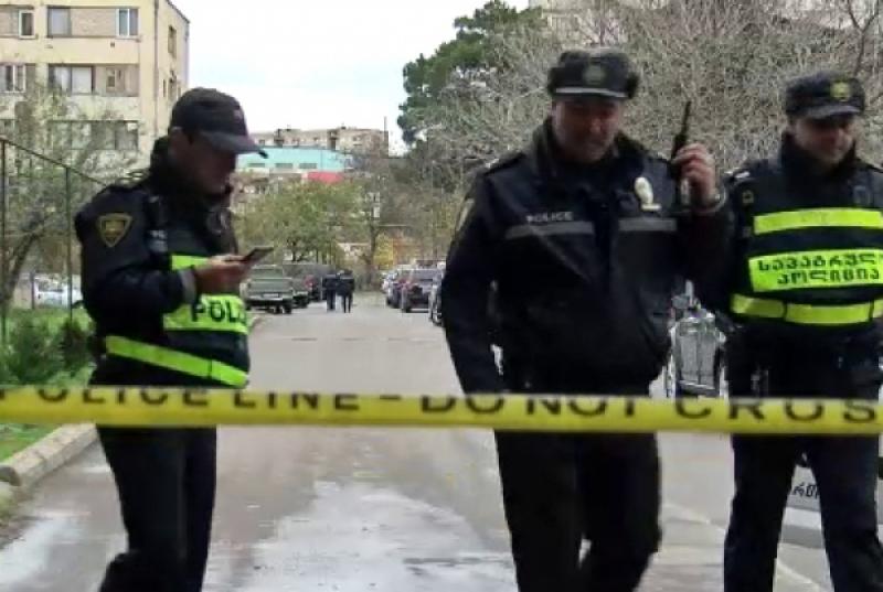 "სიფხიზლეში არაჩვეულებივი ადამიანია... ბავშვების შესაშინებლად გამოიყენა იარაღი" - რა ხდება ვარკეთილში, სადაც 45 წლამდე მამაკაცი უმისამართოდ ისროდა