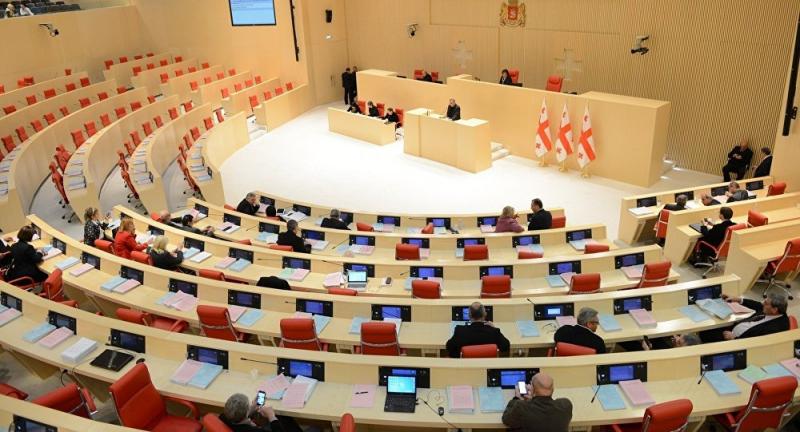 მილიონობით ლარი დანამატებსა და უცხოეთში ვიზიტებზე - დეპუტატების ხელფასებისა და გაცდენილი სხდომების სტატისტიკა