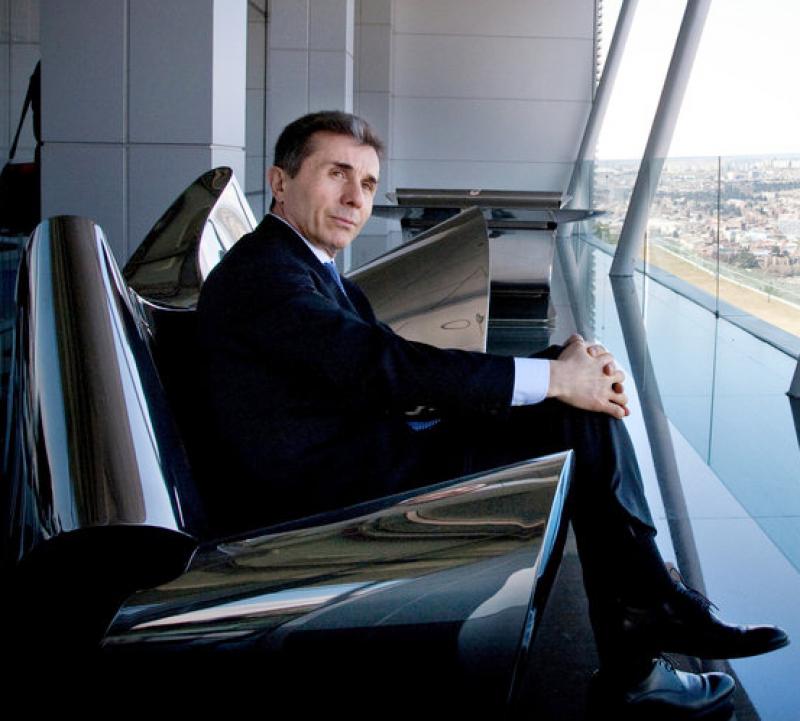 "ოცნების" მიერ დაქირავებული ლობისტური კომპანია და "ჩრდილოვანი ბოსი" - რას წერს Bloomberg-ი ივანიშვილისა და მისი მმართველობის შესახებ