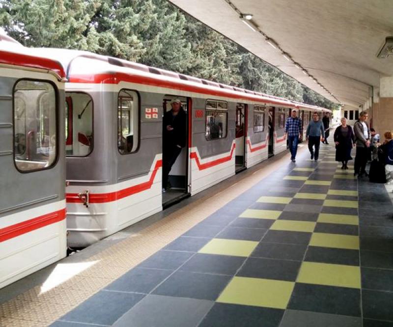 მეტრო "დიდუბეში" მამაკაცი ლიანდაგში ჩავარდა 