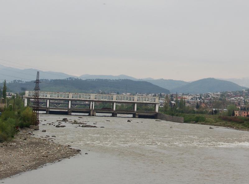 "ხიდის მოაჯირზე იჯდა და გადავარდა" - ფოთში, მდინარე რიონში 20 წლამდე გოგოს ეძებენ