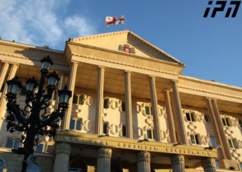 ვარკეთილში, მე-9 სართულიდან გადავარდნილი 16 წლის ბიჭის მიმართ ჯგუფურად ჩადენილი ძარცვის ბრალდებით დაკავებული 4 პირი კვლავ პატიმრობაში დარჩა