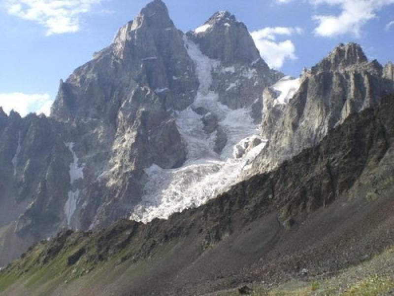 მწვერვალ უშბაზე ორ უცხოელ ალპინისტს ეძებენ