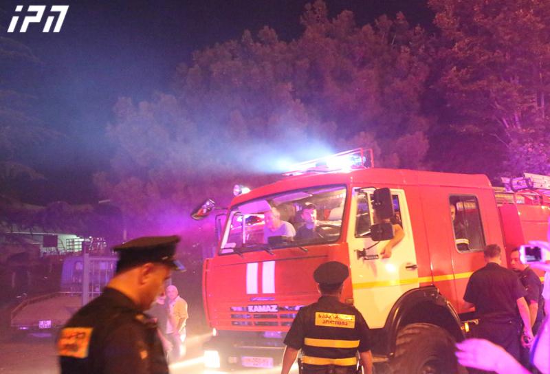 ფოტოგალერეა სტამბა "შარავანდის" ტერიტორიიდან, სადაც ძლიერი ხანძარი იყო