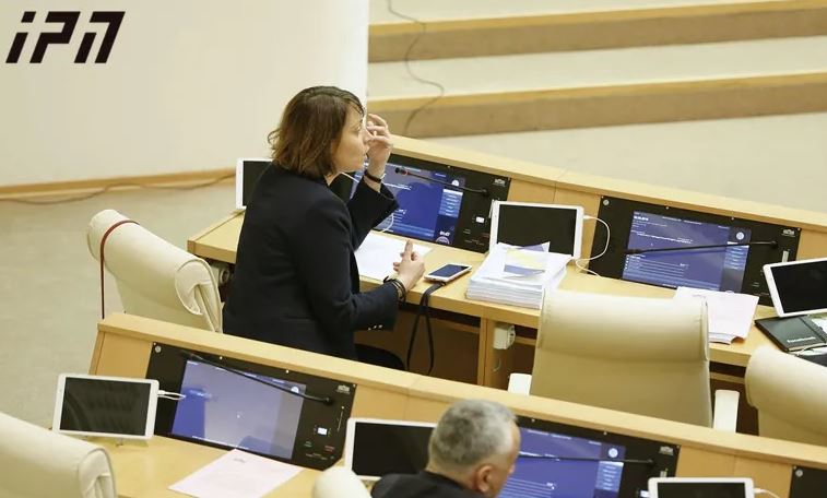 "გადაეცით, ისეთ სამართლიან მომავალს ვუსურვებ, როგორიც თვითონაა" - გიორგი გახარიას პარლამენტში მაკო გომურის წერილი წაუკითხეს