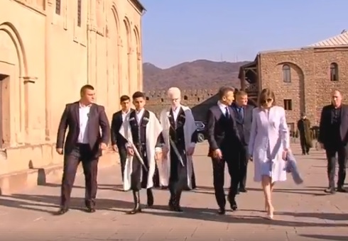 სვეტიცხოველში ბერა ივანიშვილისა და ნანუკა გუდავაძის ჯვრისწერა მიმდინარეობს
