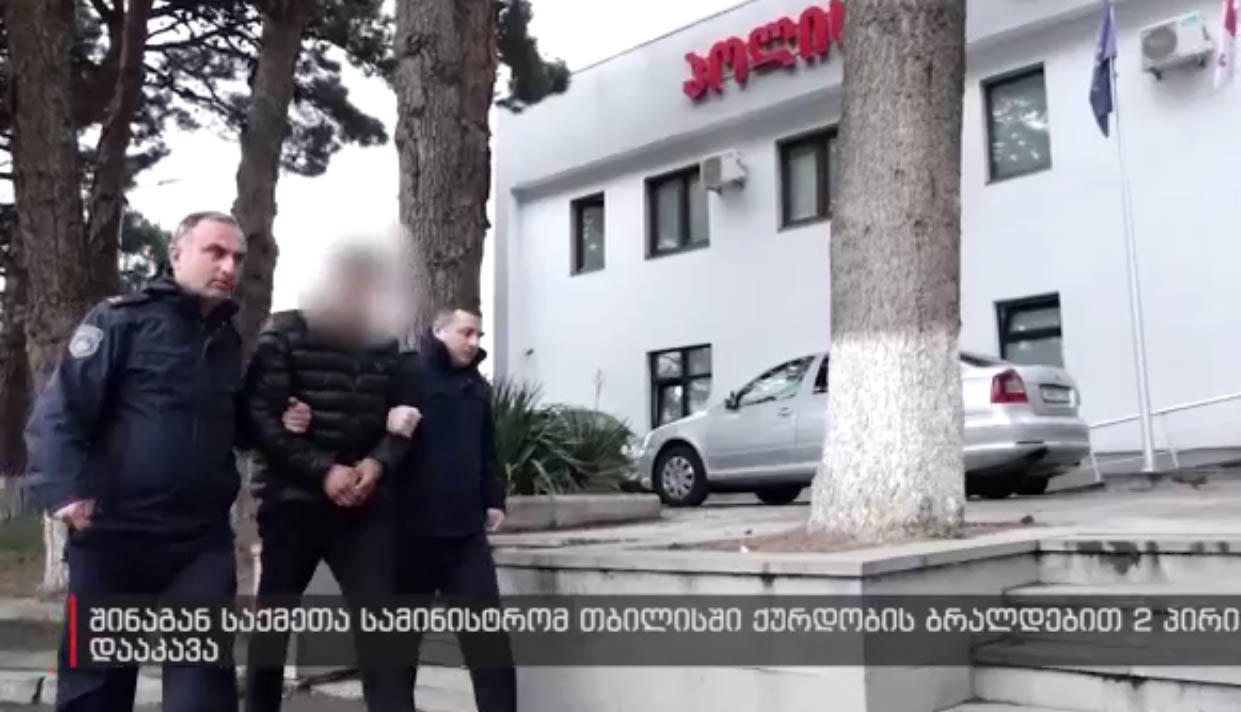 თბილისის სხვადასხვა უბანში სანიაღვრე ჭების თავსახურებს იპარავდნენ - დაკავებულია 2 პირი