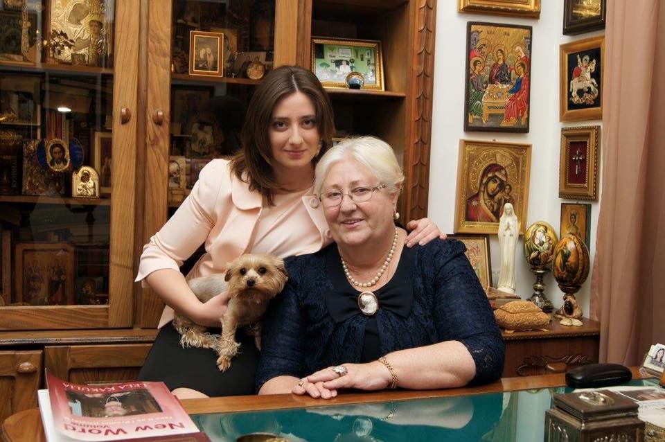 ანტიკვარული და ძვირფასი ნივთები ლელა კაკულიას ბინაში - როგორ სახლში ცხოვრობს ცნობილი წინასწარმეტყველი