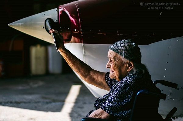 "თვითმფრინავს ჰაერშიც ვატრიალებდი...არავის ეგონა, რომ ამ ასაკამდე მოვაღწევდი" - რას ყვება 96 წლის მფრინავი ბებო