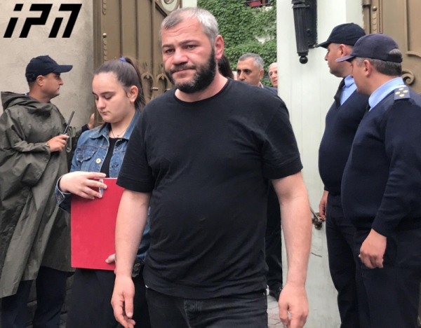 დავით სარალიძის მშობლები ადვოკატთან ერთად პრემიერ-მინისტრს ხვდებიან