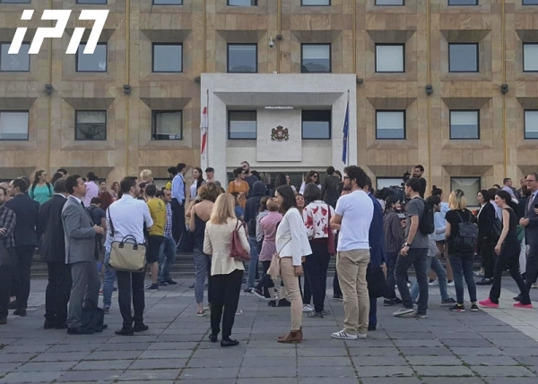 მთავრობის კანცელარიასთან ლგბტ აქტივისტების აქცია მიმდინარეობს