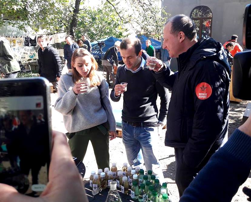 კანაფის ჭაჭა, პრეზერვატივი ჯაფარიძის გამოსახულებით... - რა ხდება "გირჩის" ოფისის ეზოში