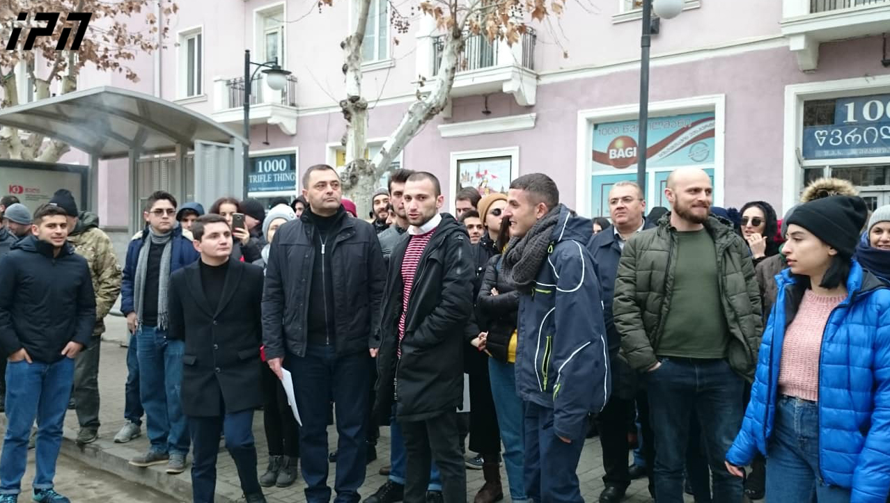 რუსთავის მერმა თბილისი-რუსთავის "მარშრუტკებით" მგზავრობის გაზრდილი საფასურის აღმნიშვნელი ფურცელი ჩამოხსნა და ძველი ტარიფი - 1,50 ლარი გააკრა