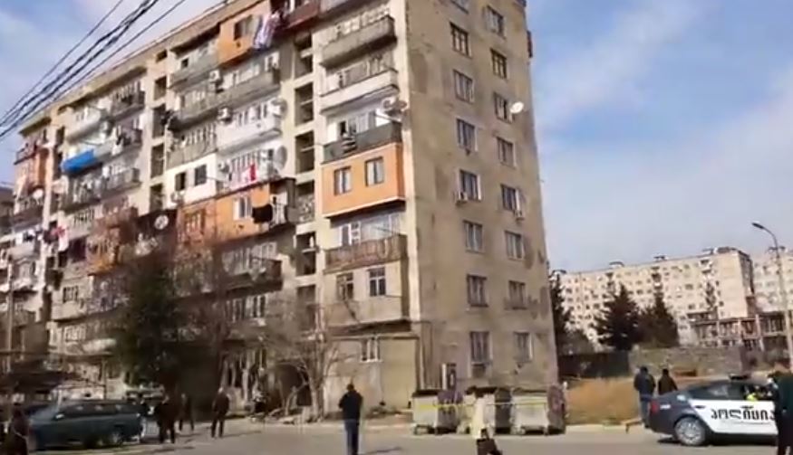 უბედური შემთხვევა რუსთავში - 13 წლის გოგონა ფოტოს გადაღების დროს სახურავიდან გადმოვარდა