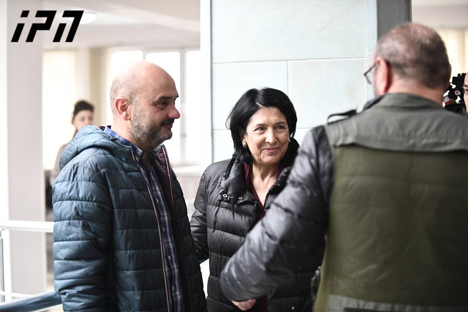 ზურაბიშვილი ფოტორეპორტიორების საქმის განხილვაზე მივიდა : "აქ უნდა იდგეს ნებისმიერი მომავალი პრეზიდენტი"