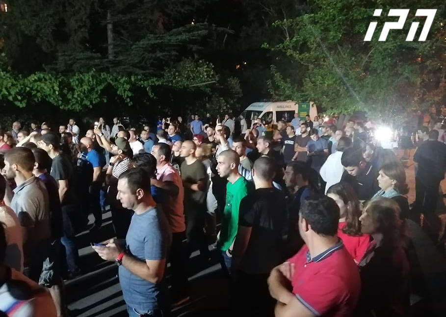 "რუსთავი 2"-ის შენობასთან მოქალაქეები იკრიბებიან