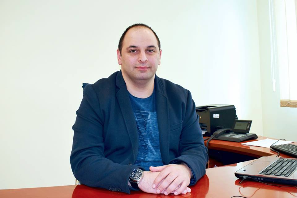 იწვევს თუ არა ბავშვებში სქოლიოზს მძიმე ჩანთის ტარება, ცეკვა, არასწორი ჯდომა, ფიზიკური დატვირთვა- ორთოპედის რჩევები
