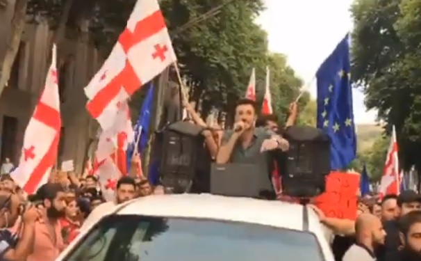 ანტისაოკუპაციო აქციის მონაწილეებმა პუშკინის სკვერიდან პარლამენტისკენ მსვლელობა დაიწყეს