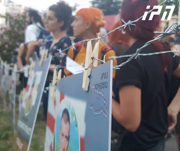 აქცია რუსეთის ყოფილ საელჩოსთან - მოქალაქეებმა სიმბოლურად მავთულხლართები გააბეს