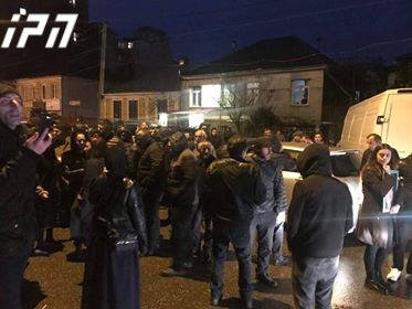 ხმაური ბათუმში - გარდაცვლილი 28 წლის ქალის ახლობლებმა ბაგრატიონის ქუჩა გადაკეტეს