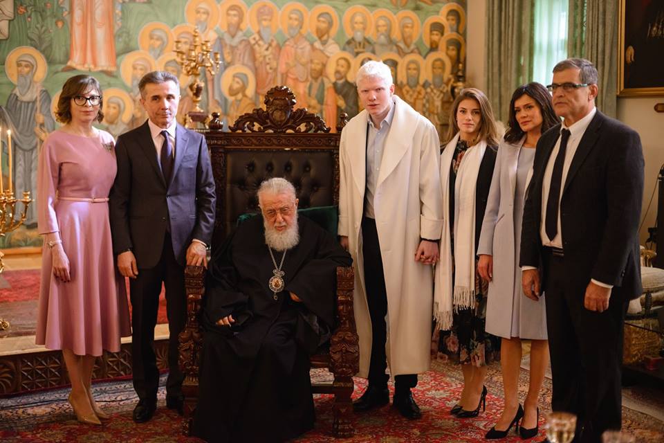 ივანიშვილები და გუდავაძეები სტუმრად პატრიარქთან - უწმინდესმა ჯვრისწერის წინ ბერა და მისი საცოლე დალოცა (ფოტო)