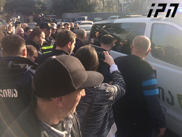 "საყურეეებს მოგაძრობ... გადმოდი მანქანიდან" - "ქართული მარშის" წევრები გიორგი გაბუნიას შეძახილებითა და სიგნალებით მიუვარდნენ
